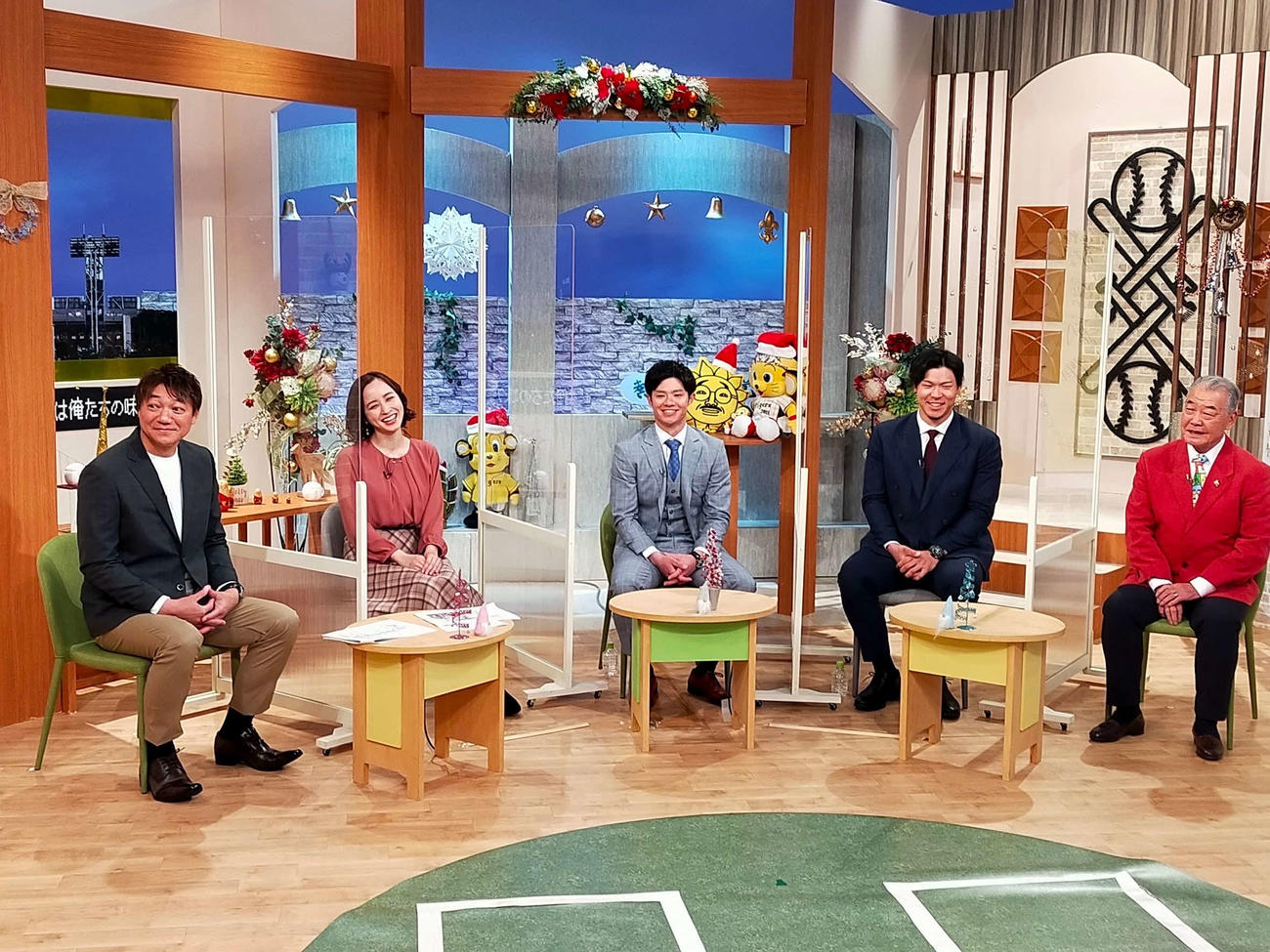 サンテレビ「熱血タイガース党」に出演した阪神佐藤輝（左から4人目）と中野（同3人目）ら（球団提供）