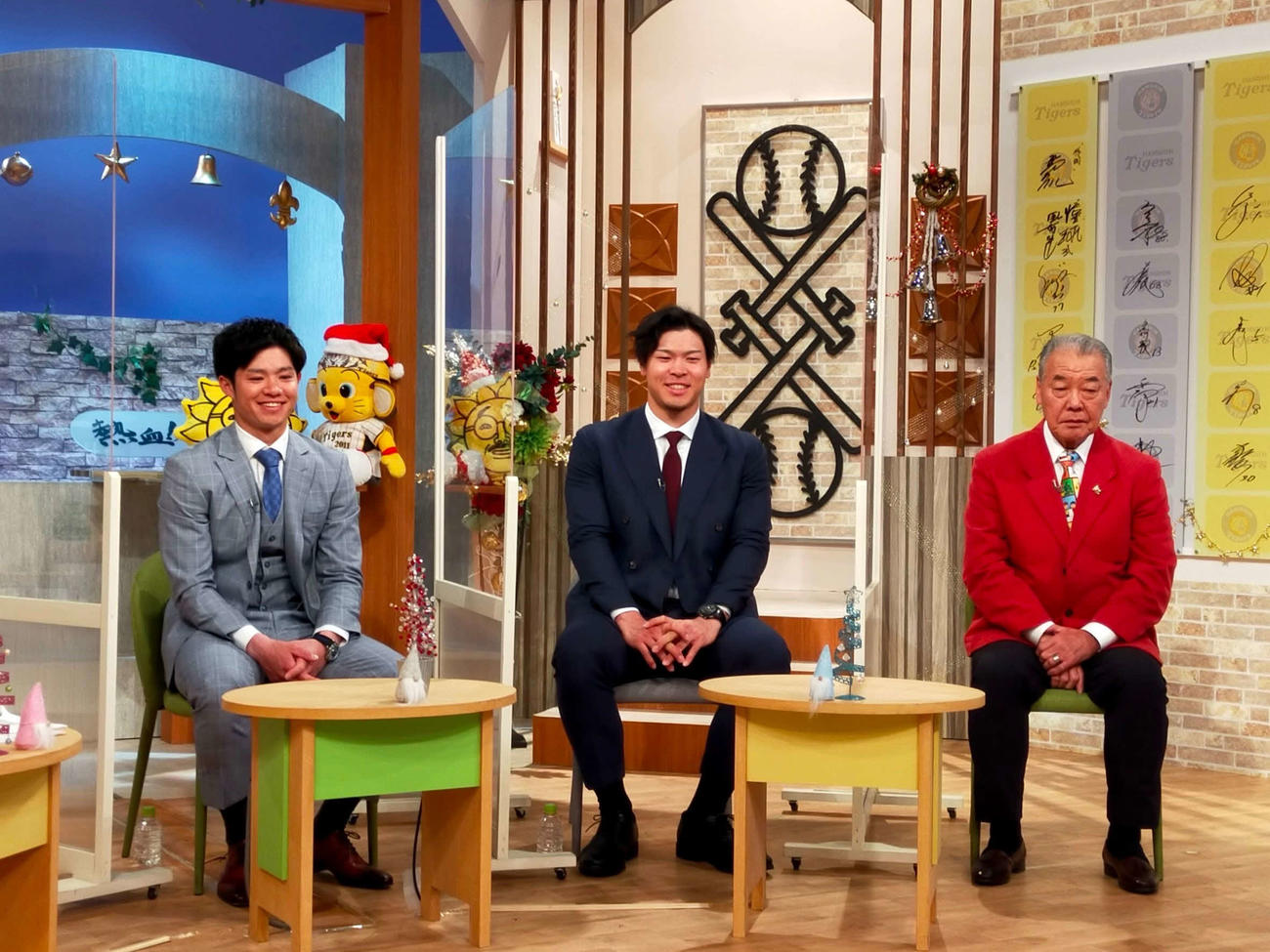 サンテレビ「熱血タイガース党」に出演した、左から阪神中野、佐藤輝、福本豊氏（球団提供）