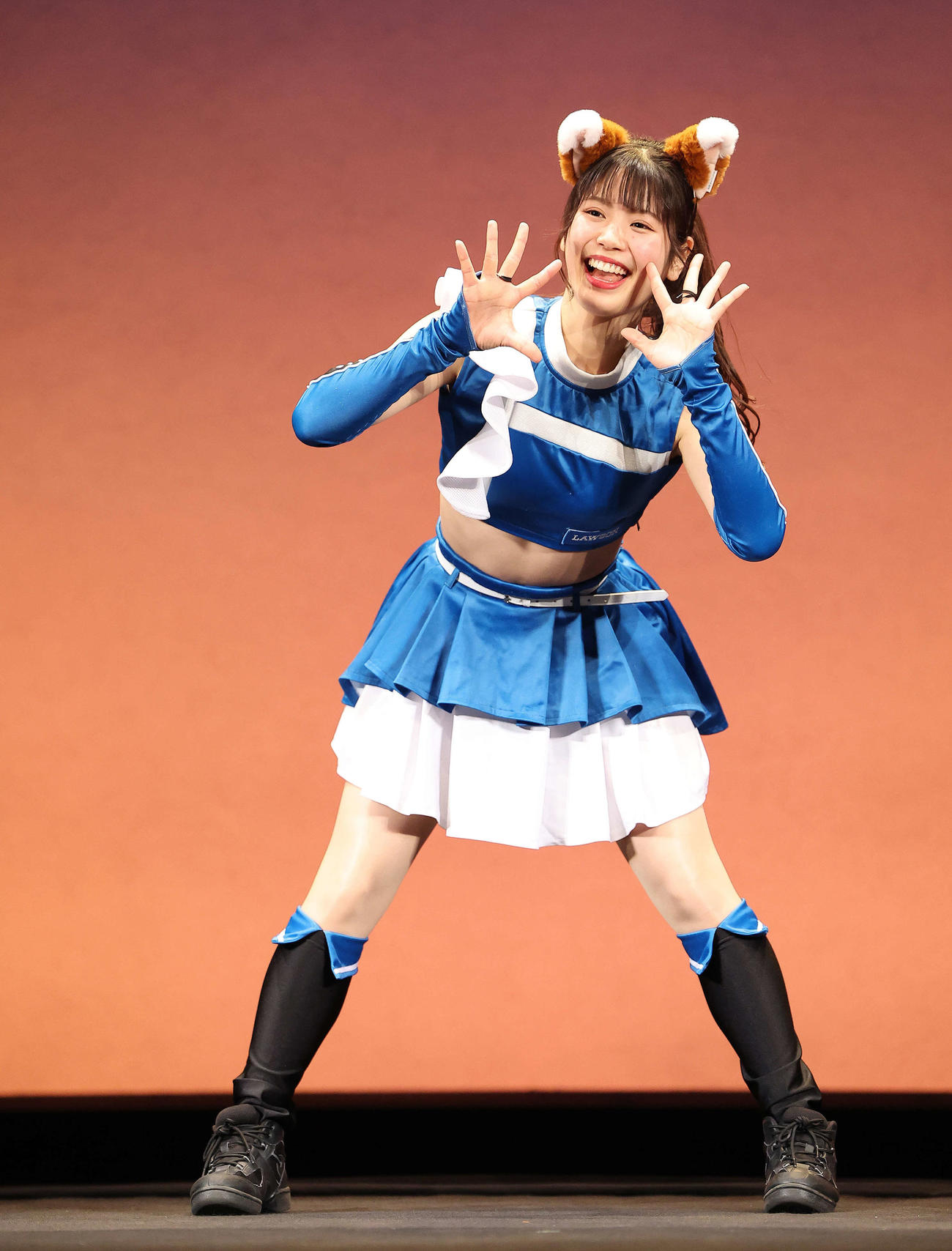 きつねダンスを披露するファイターズガールの滝谷美夢さん（撮影・河田真司）