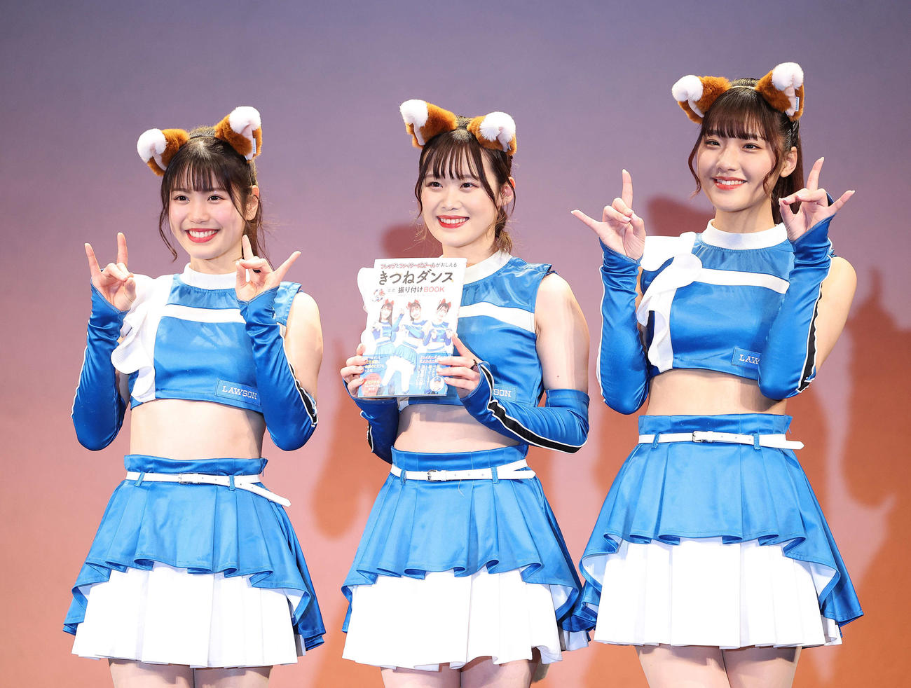 フォトセッションに臨むファイターズガールの、左から滝谷美夢さん、讃岐花笑さん、工藤彩音さん（撮影・河田真司）