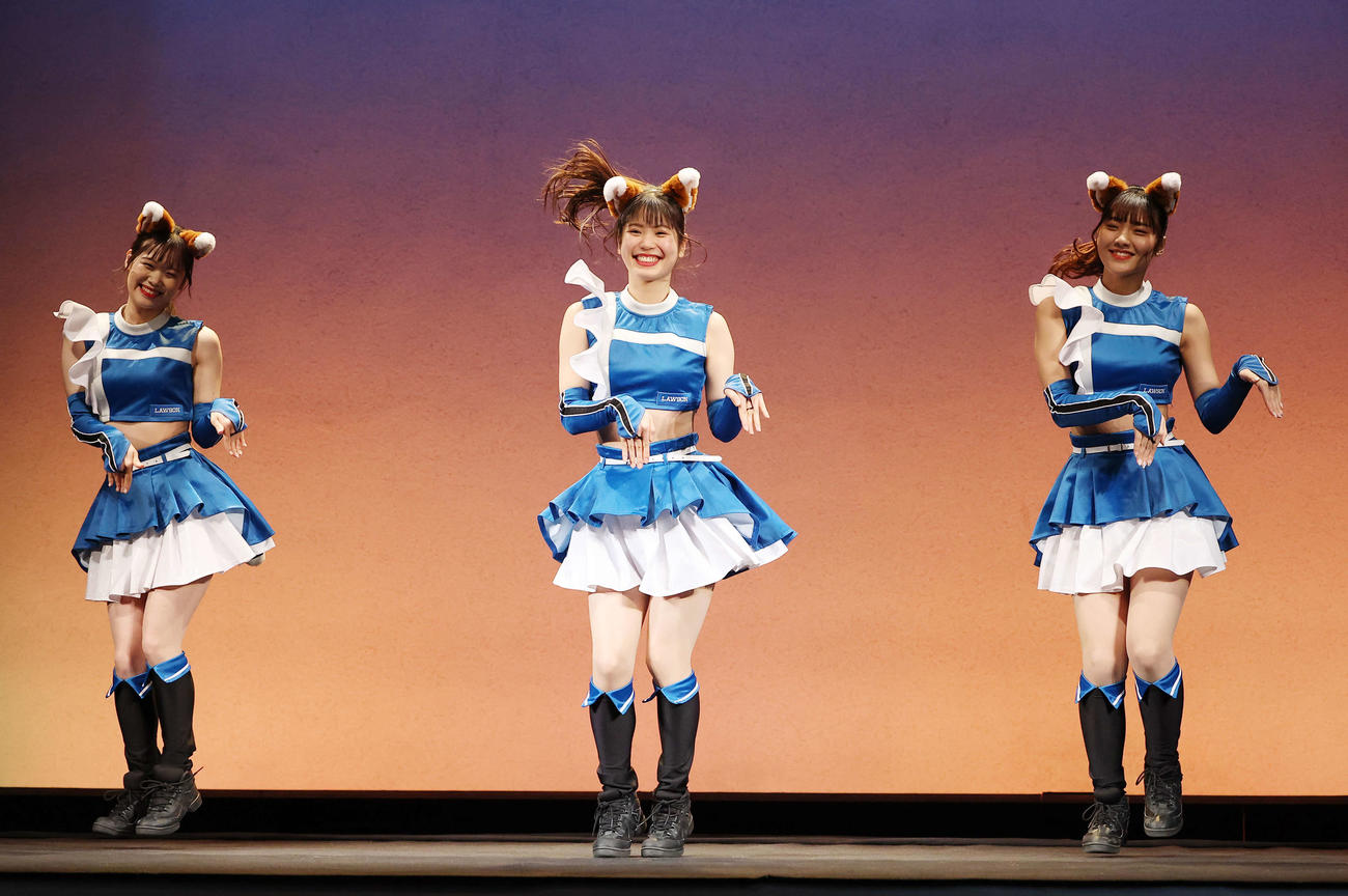 きつねダンスを披露するファイターズガールの、左から讃岐花笑さん、滝谷美夢さん、工藤彩音さん（撮影・河田真司）