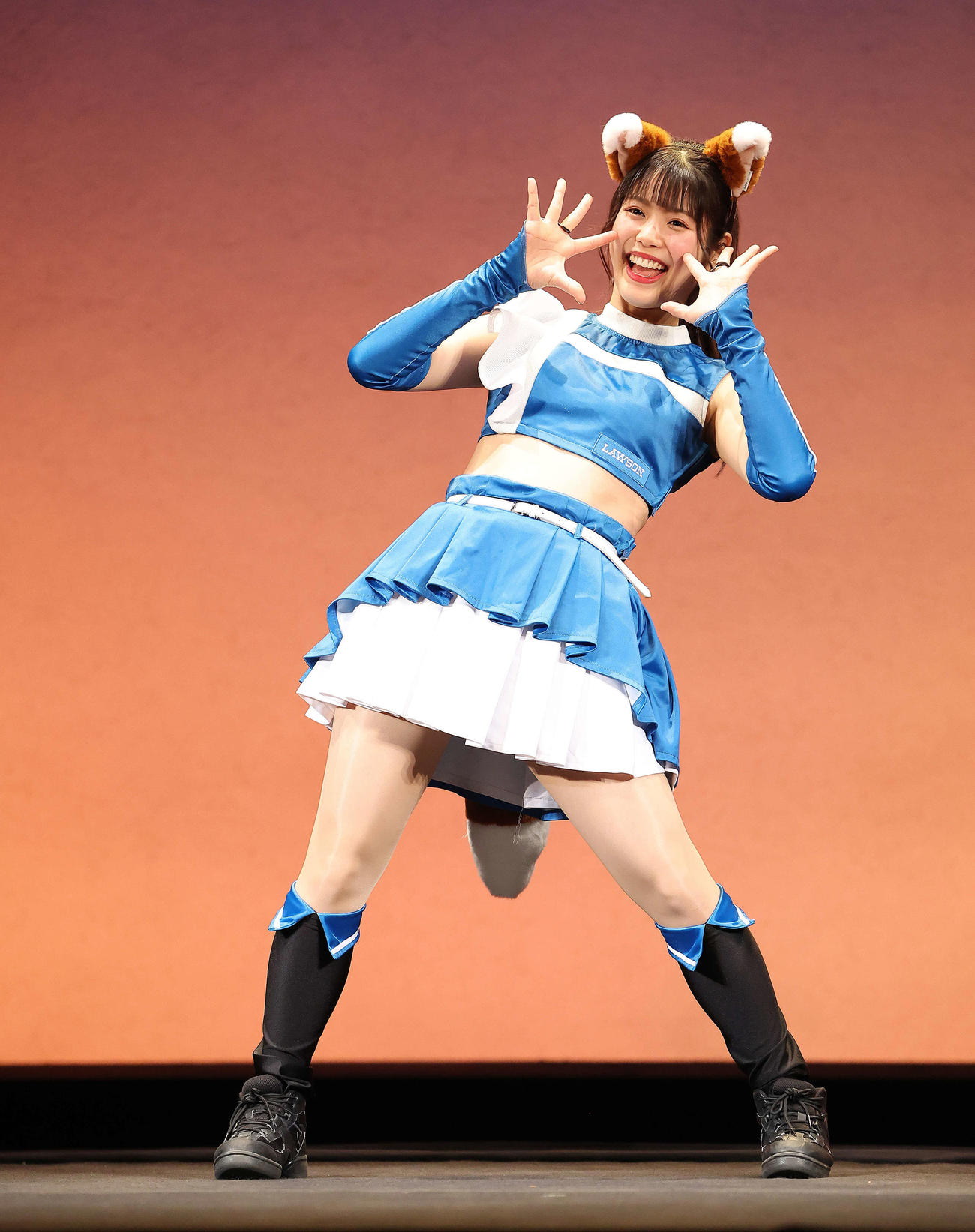 きつねダンスを披露するファイターズガールの滝谷美夢さん（撮影・河田真司）