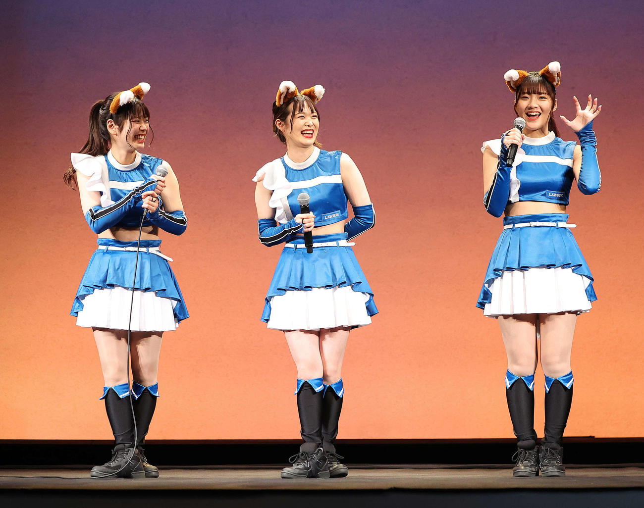 取材会に臨むファイターズガールの、左から滝谷美夢さん、讃岐花笑さん、工藤彩音さん（撮影・河田真司）