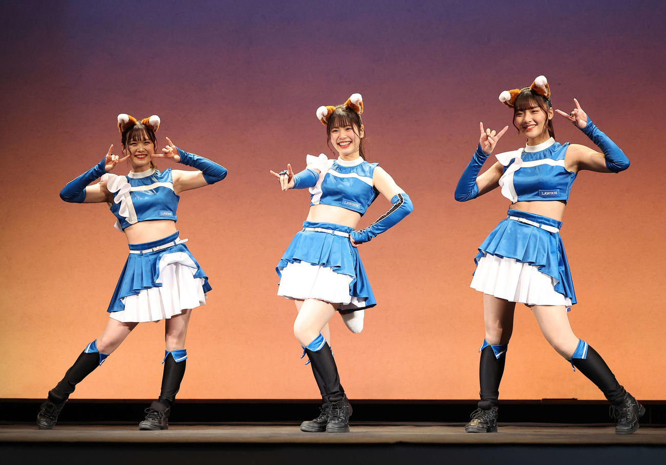 きつねダンスを披露するファイターズガールの、左から讃岐花笑さん、滝谷美夢さん、工藤彩音さん（撮影・河田真司）
