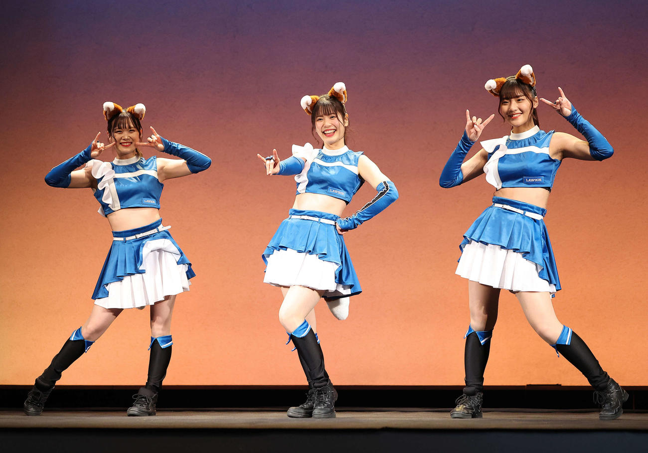 きつねダンスを披露するファイターズガールの、左から讃岐花笑さん、滝谷美夢さん、工藤彩音さん（撮影・河田真司）