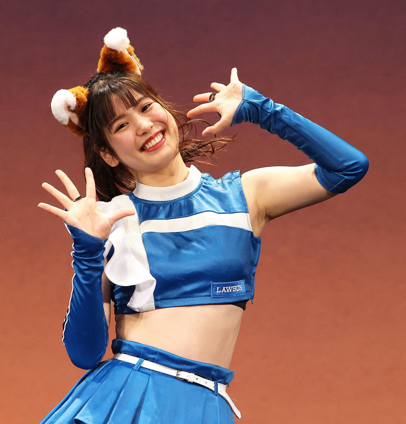 きつねダンスを披露するファイターズガールの滝谷美夢さん（撮影・河田真司）
