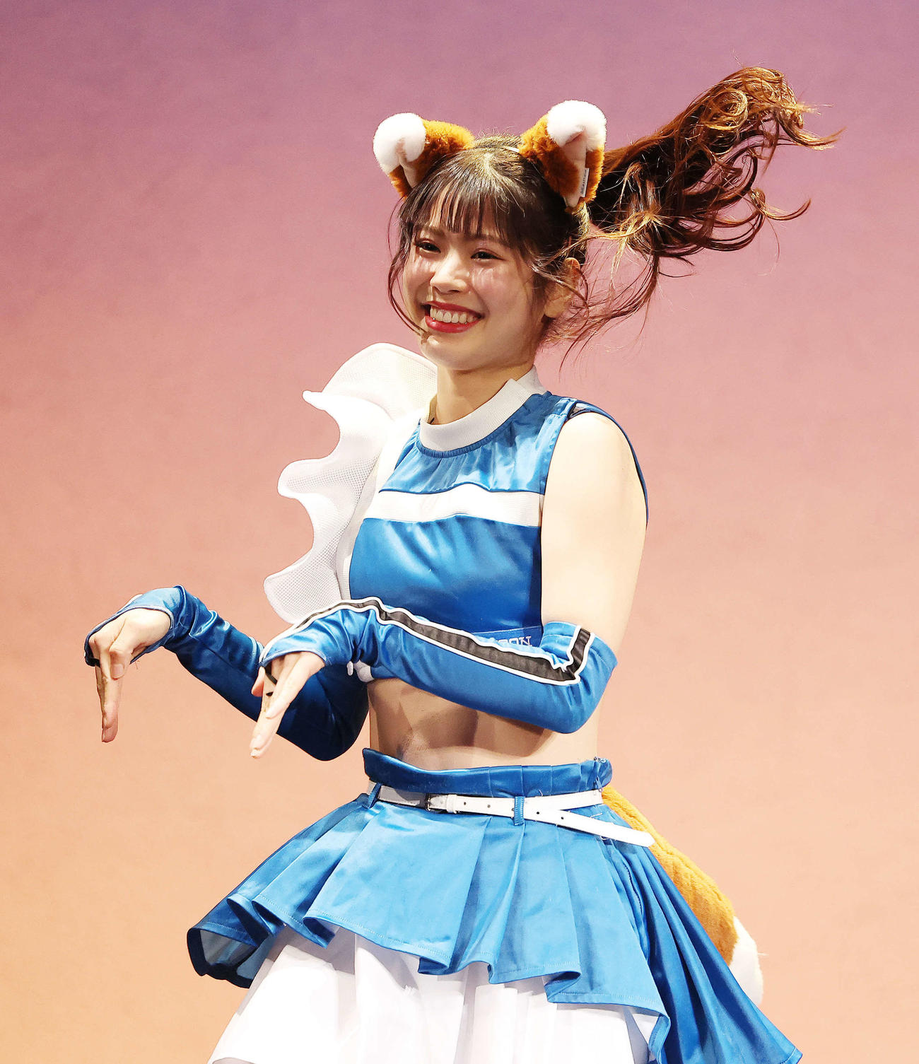 きつねダンスを披露するファイターズガールの滝谷美夢さん（撮影・河田真司）