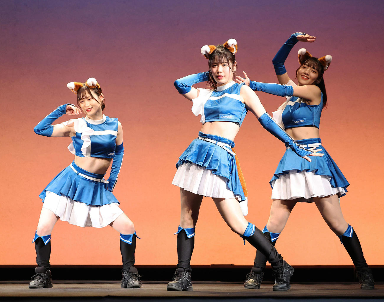きつねダンスを披露するファイターズガールの、左から讃岐花笑さん、滝谷美夢さん、工藤彩音さん（撮影・河田真司）