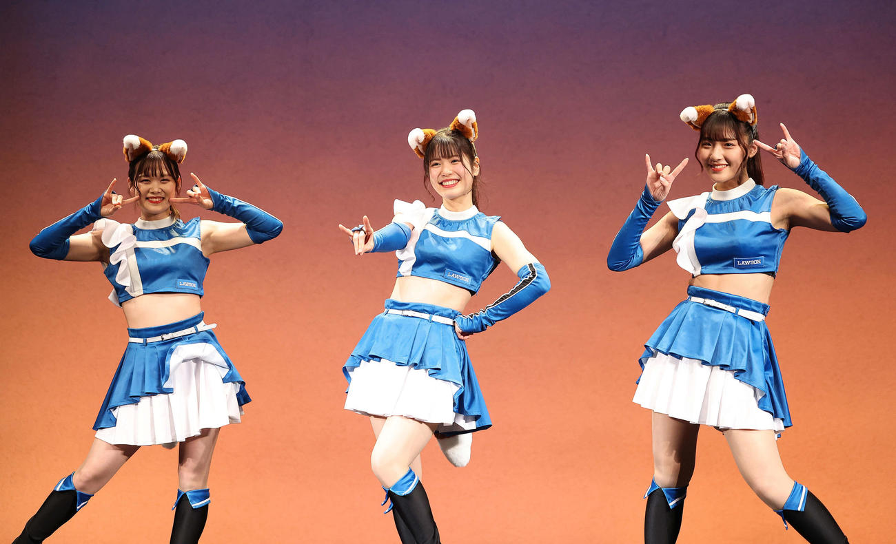 きつねダンスを披露するファイターズガールの、左から讃岐花笑さん、滝谷美夢さん、工藤彩音さん（撮影・河田真司）