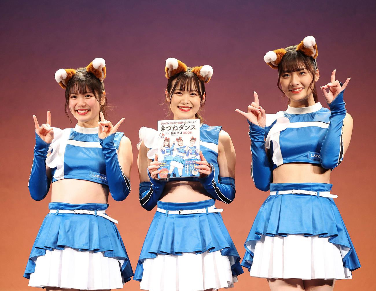 フォトセッションに臨むファイターズガールの、左から滝谷美夢さん、讃岐花笑さん、工藤彩音さん（撮影・河田真司）