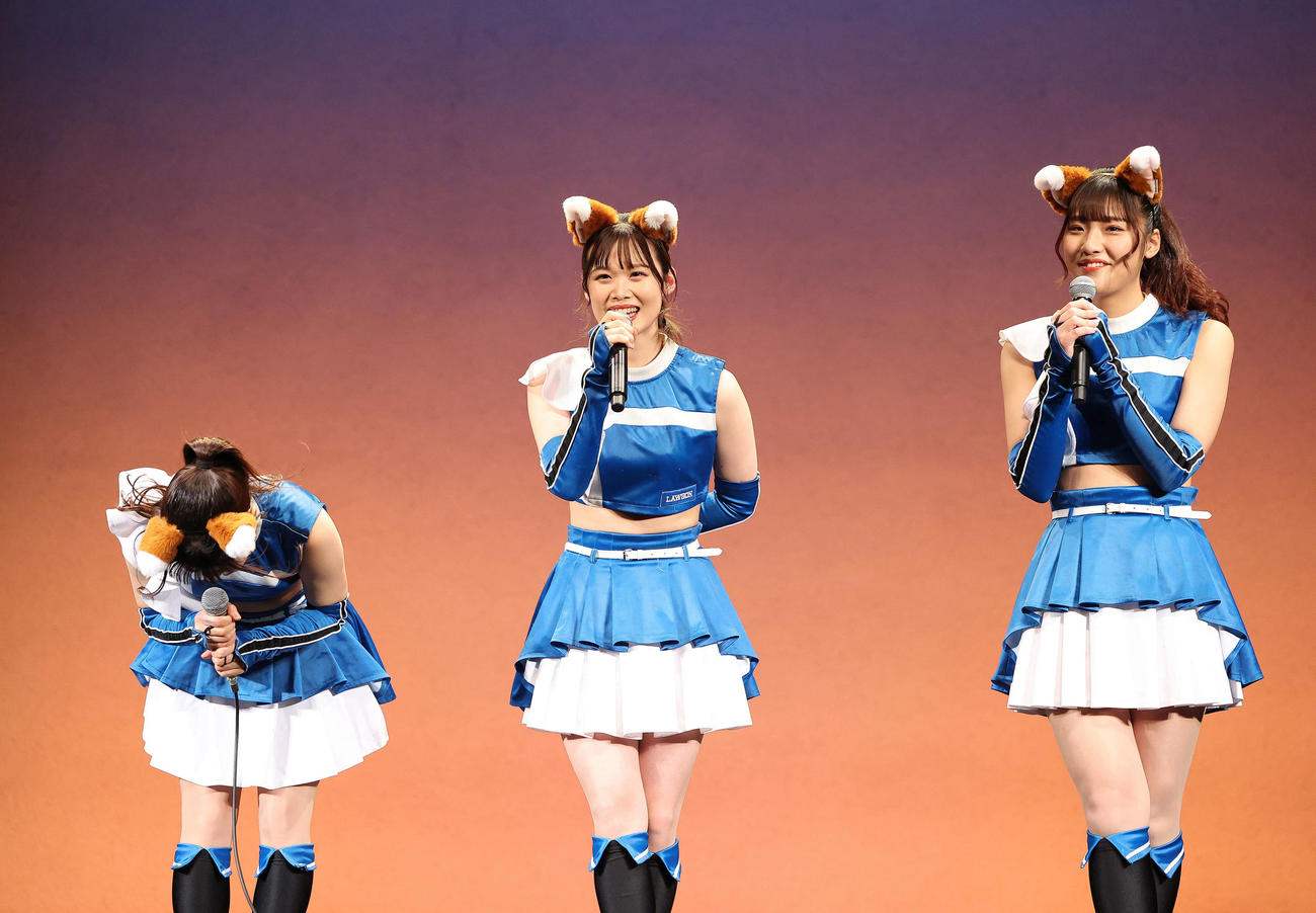 きつねダンス後の取材であいさつするファイターズガールの、左から滝谷美夢さん、讃岐花笑さん、工藤彩音さん（撮影・河田真司）