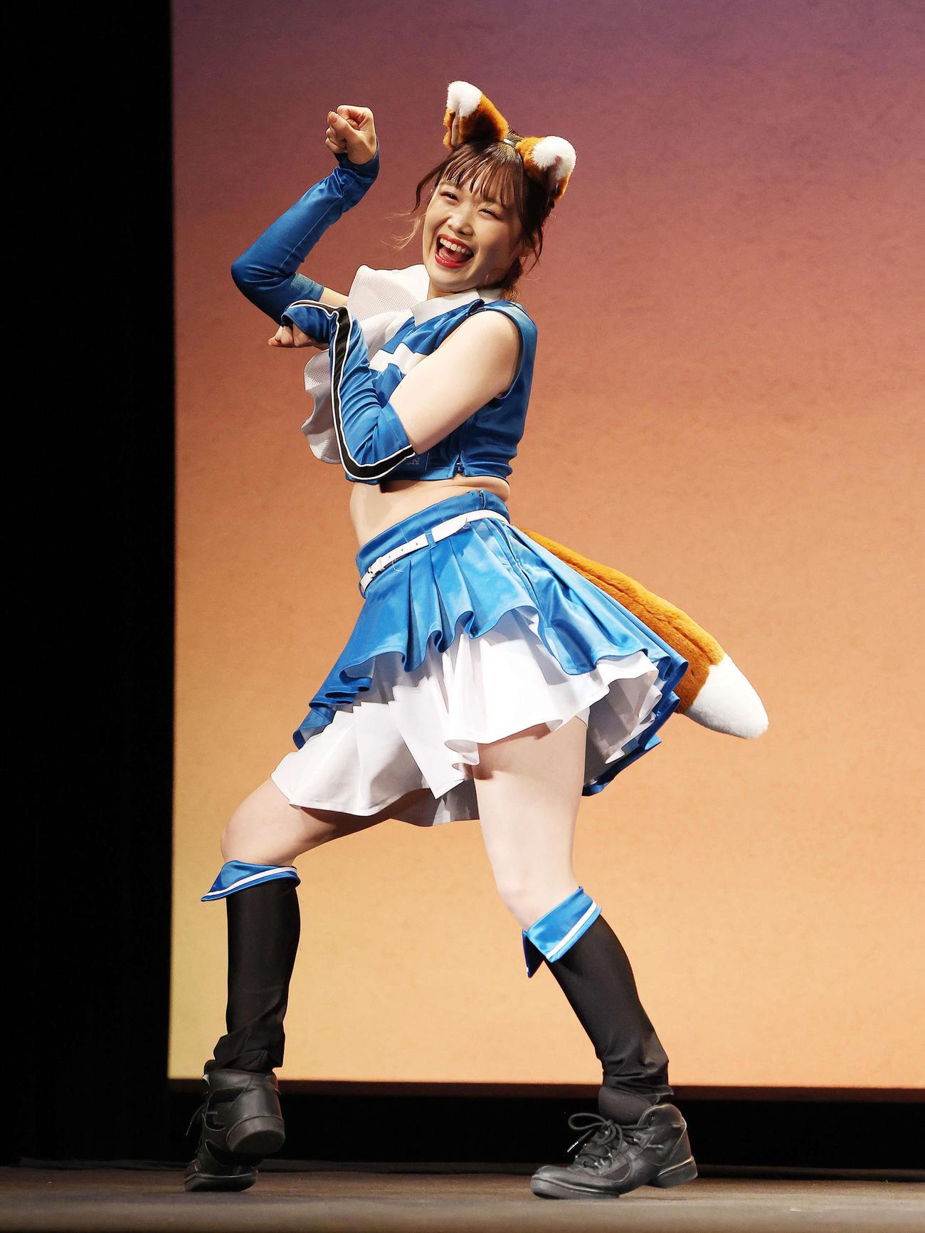 きつねダンスを披露するファイターズガールの讃岐花笑さん（撮影・河田真司）