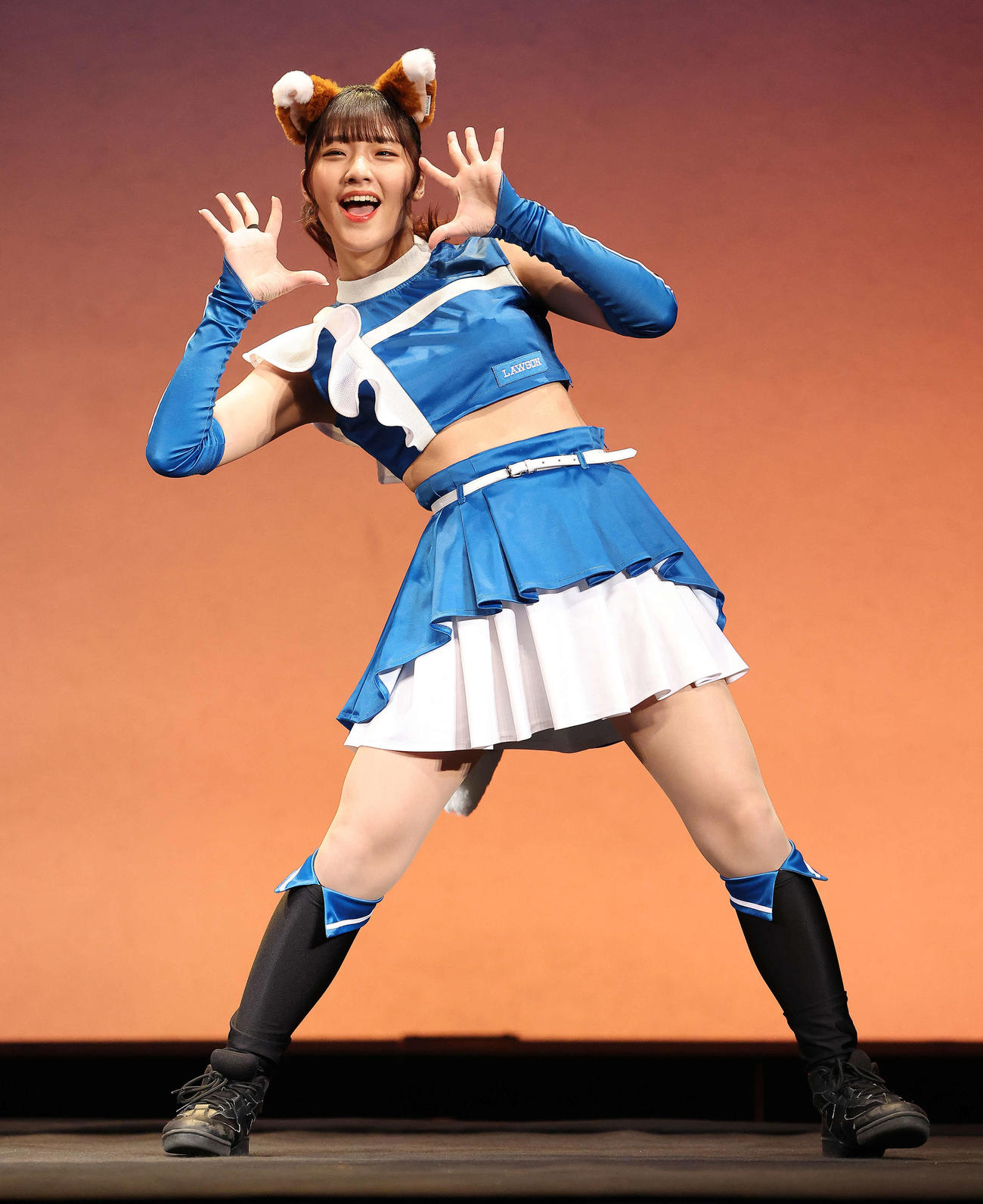 きつねダンスを披露するファイターズガールの工藤彩音さん（撮影・河田真司）