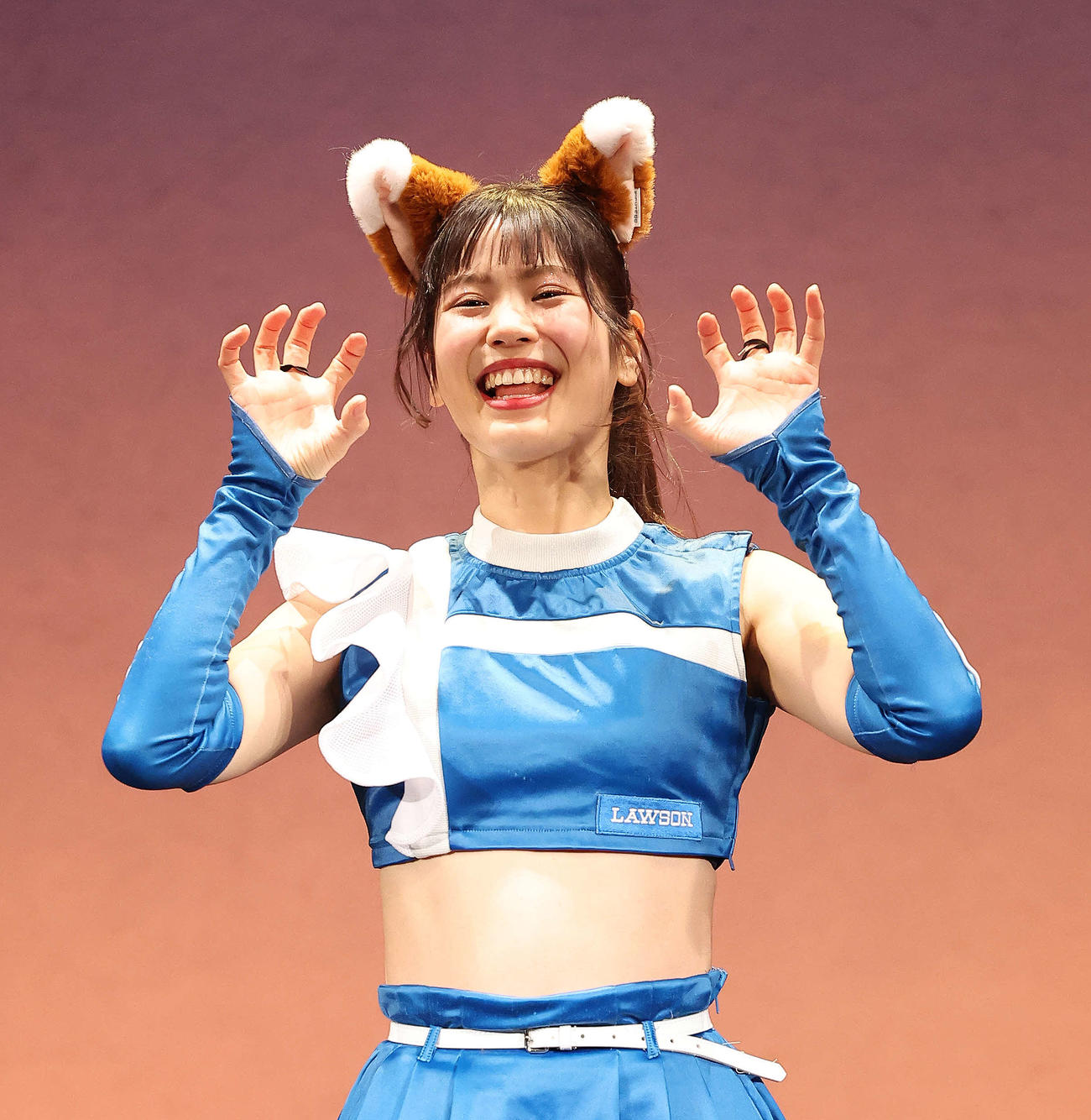 きつねダンスを披露するファイターズガールの滝谷美夢さん（撮影・河田真司）