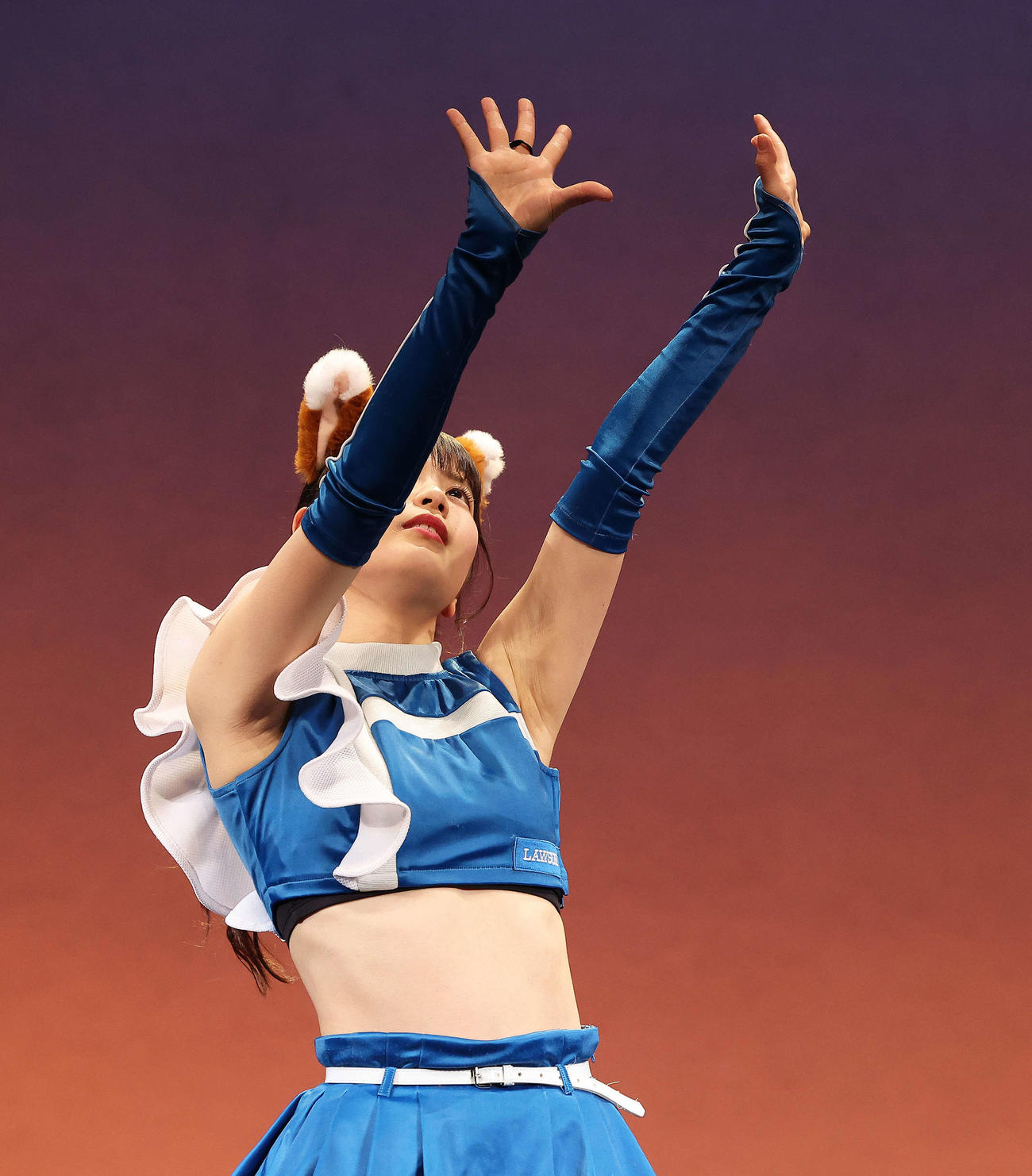 きつねダンスを披露するファイターズガールの滝谷美夢さん（撮影・河田真司）