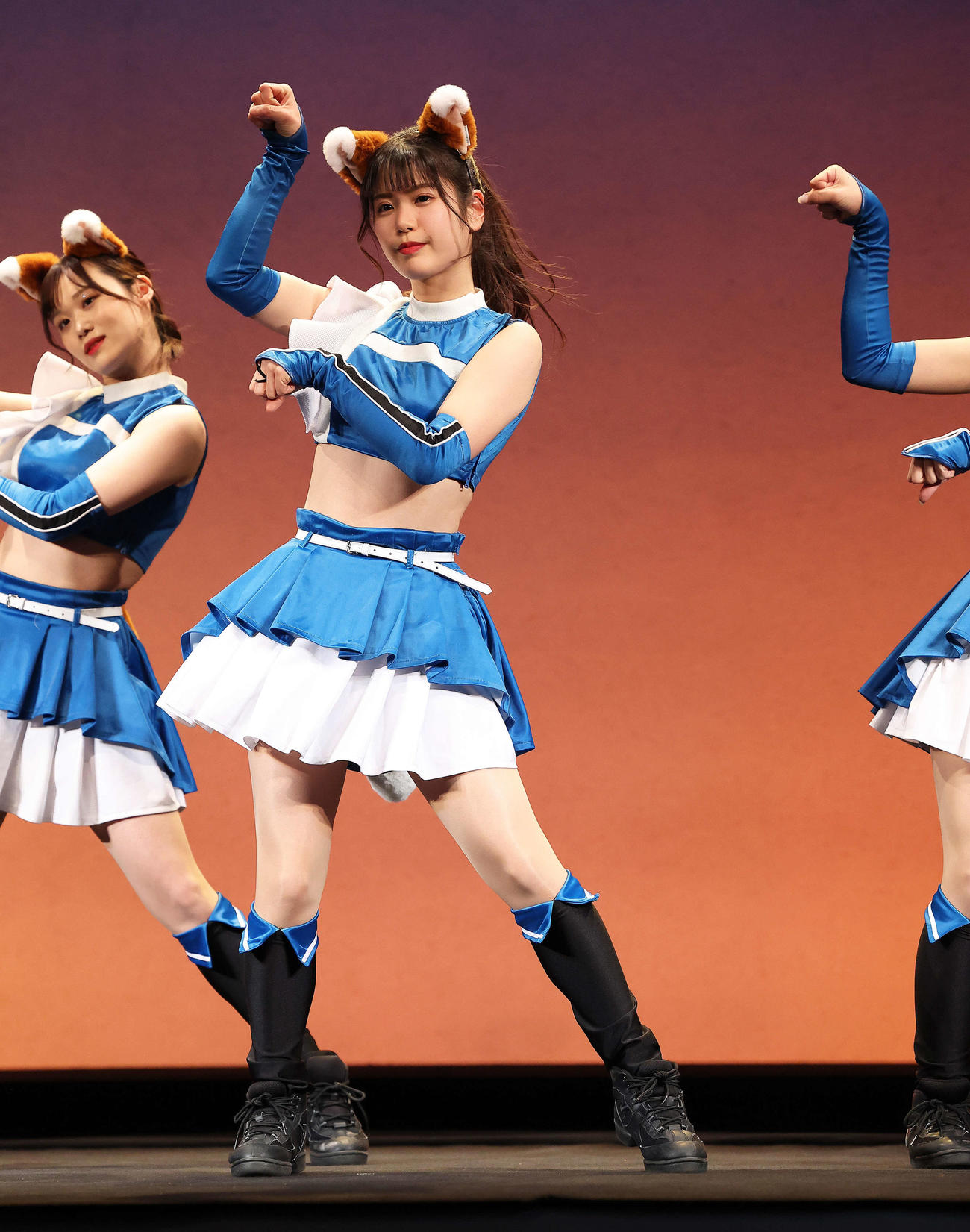 きつねダンスを披露するファイターズガールの滝谷美夢さん（撮影・河田真司）