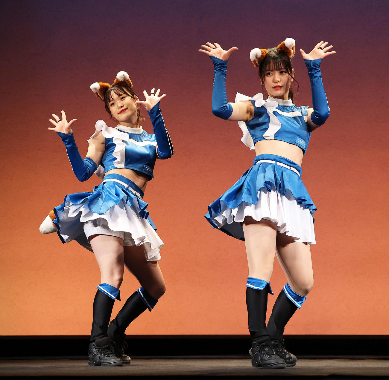 きつねダンスを披露するファイターズガールの讃岐花笑さん（左）と滝谷美夢さん（撮影・河田真司）