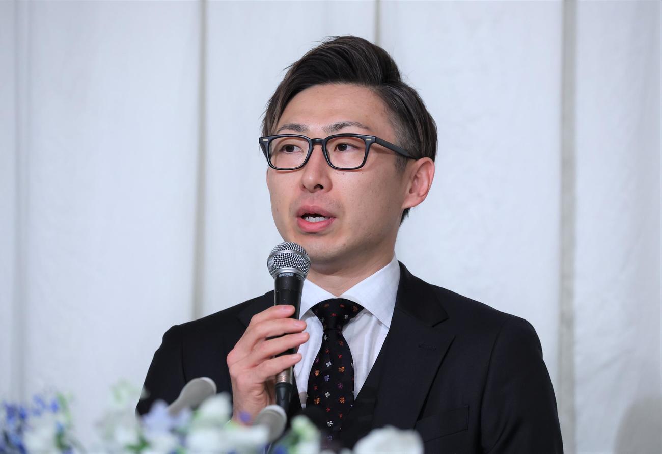 記者会見で現役引退を表明する日本ハム金子（撮影・黒川智章）