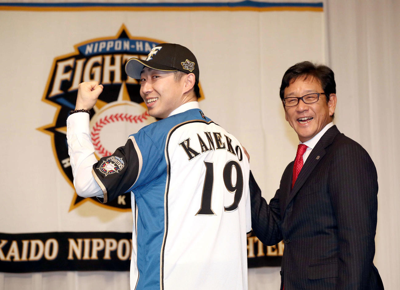 18年12月10日　日本ハムの入団会見で背番号19を披露