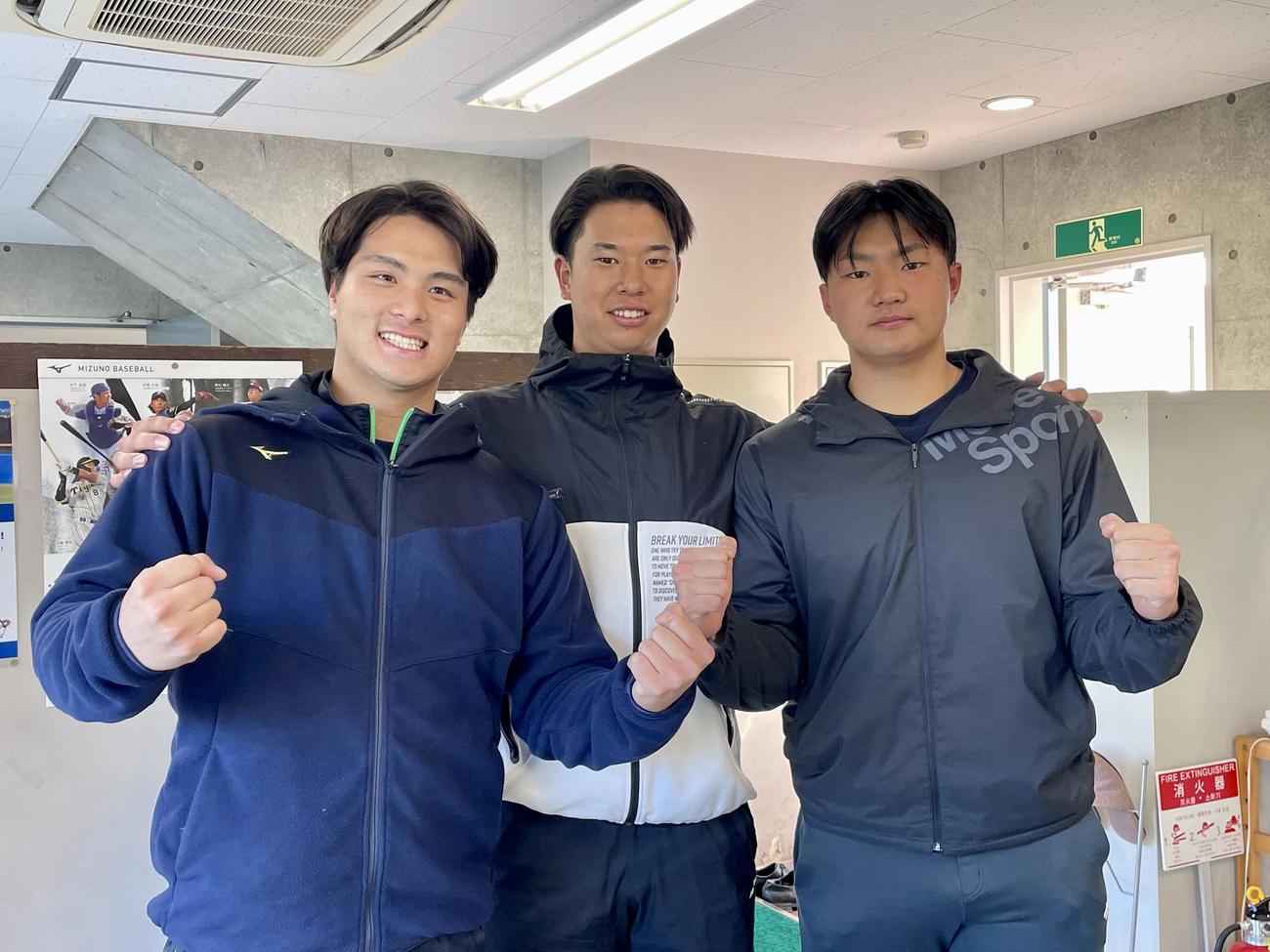 プロ志望を明かした左から明大・蒔田、上田、村田（撮影・保坂恭子）