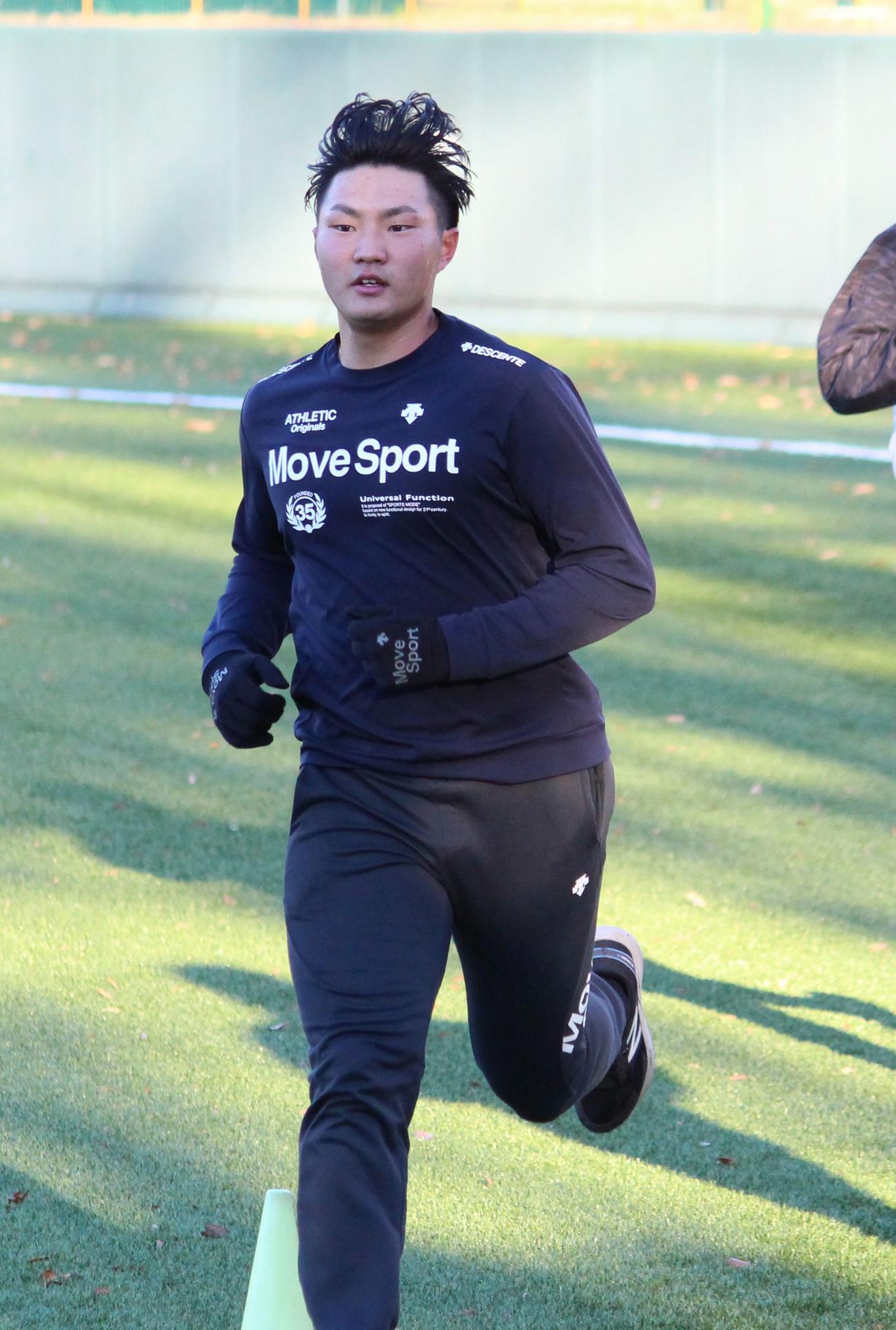 練習納めでランニングをする明大・村田（撮影・保坂恭子）