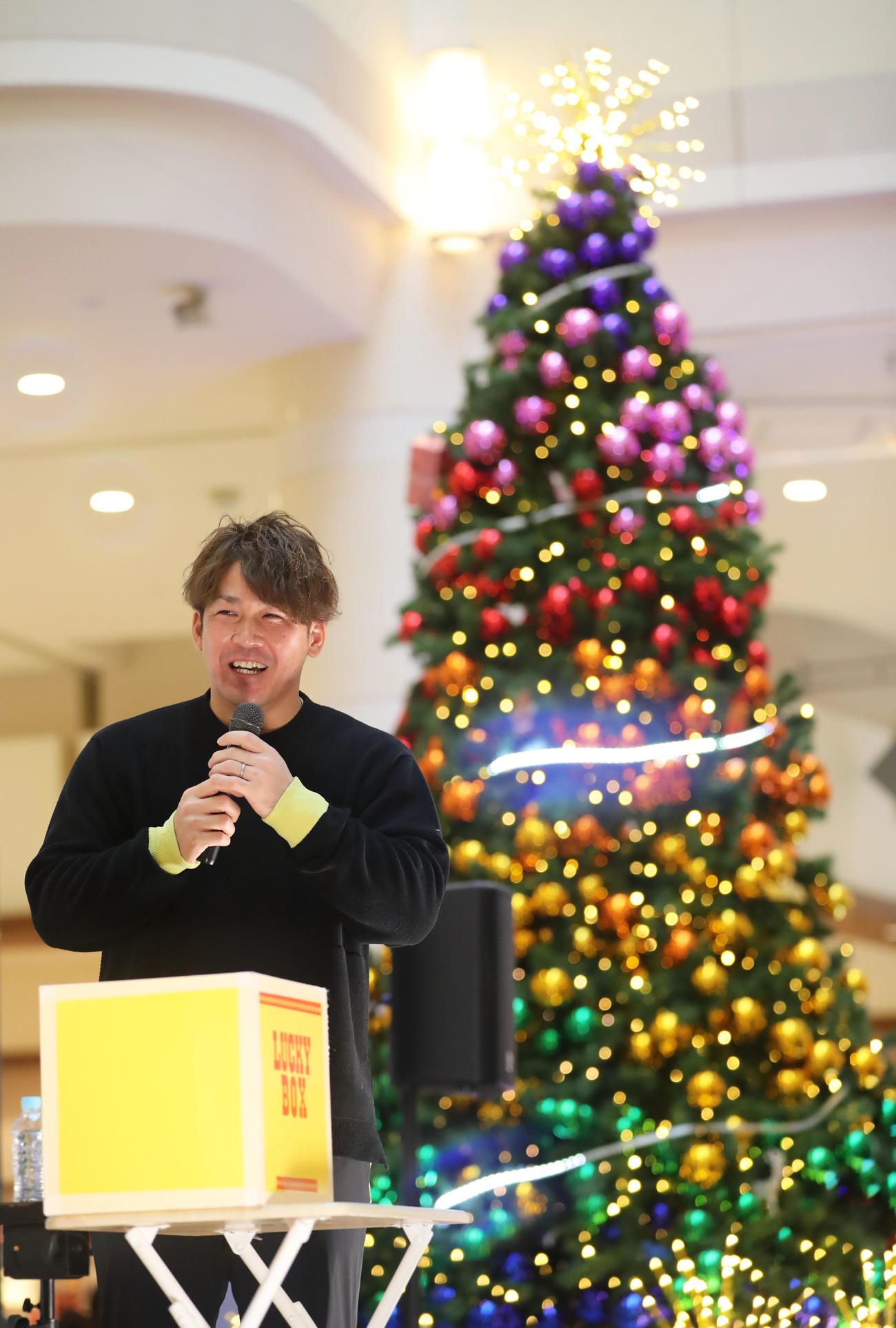 トークショーで会場を盛り上げる甲斐（撮影・屋方直哉）