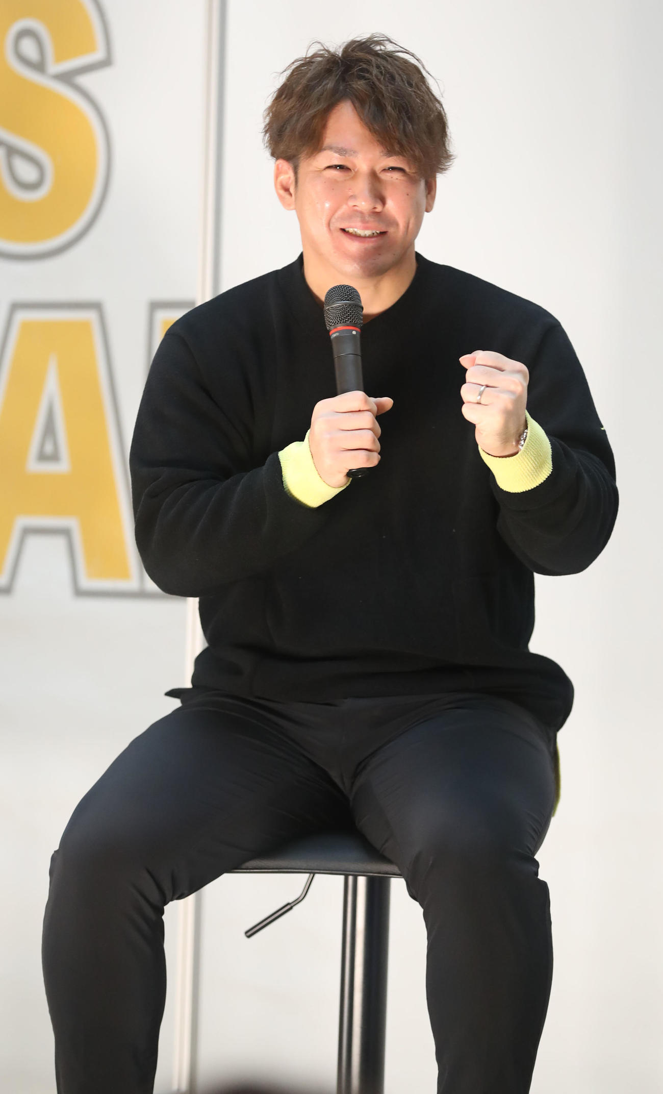 トークショーで会場を盛り上げる甲斐（撮影・屋方直哉）