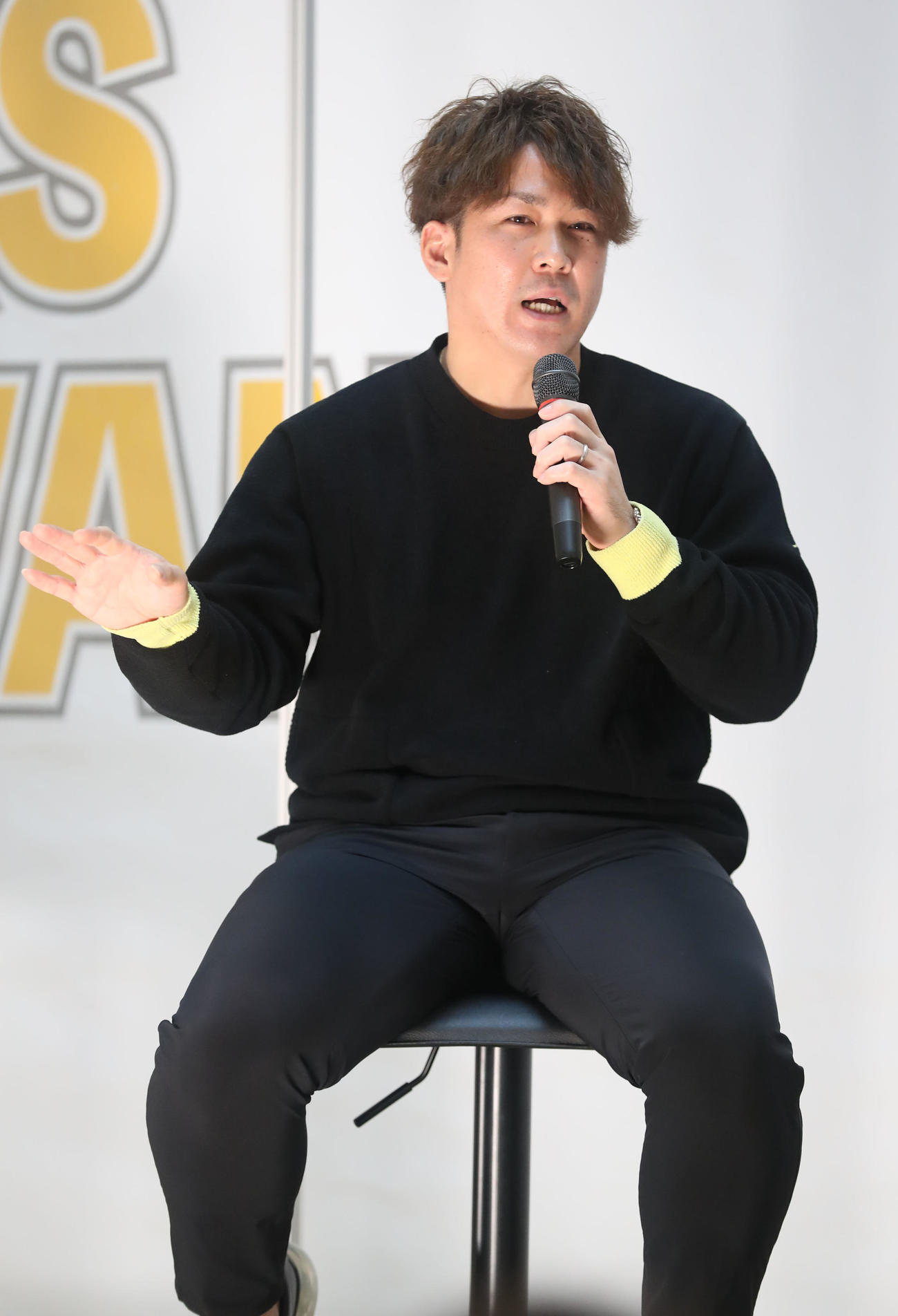 トークショーで会場を盛り上げる甲斐（撮影・屋方直哉）