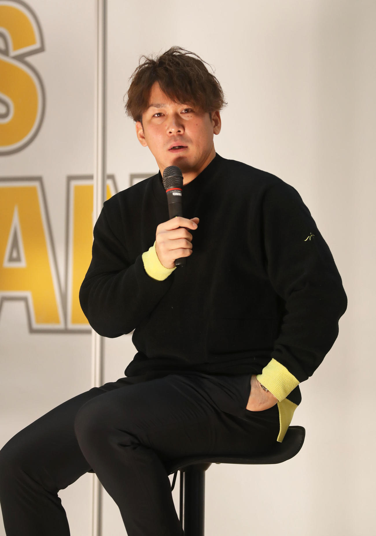 トークショーで会場を盛り上げる甲斐（撮影・屋方直哉）