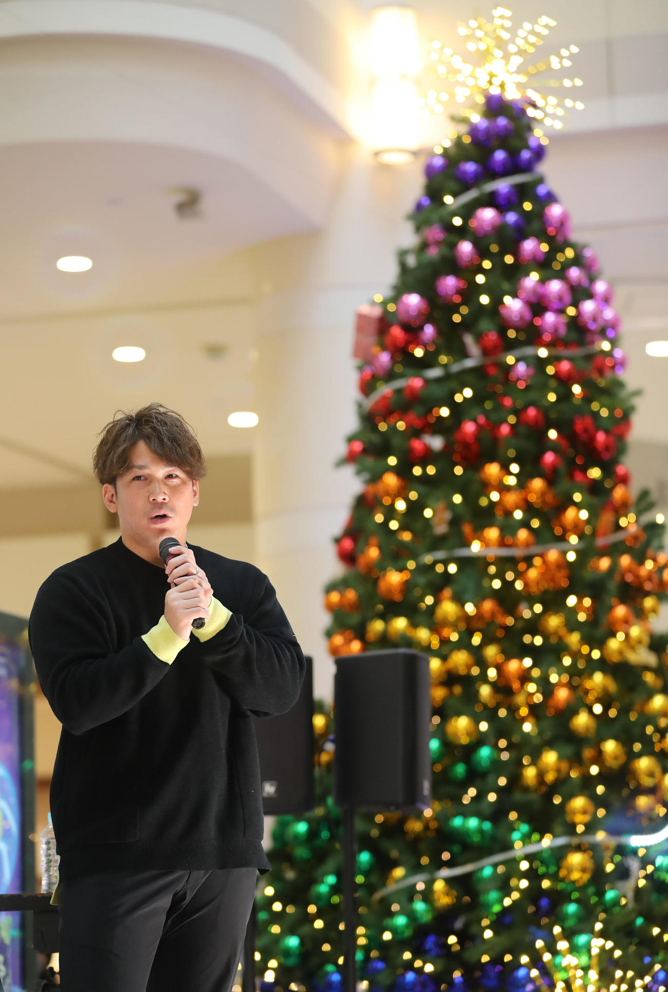 トークショーで会場を盛り上げる甲斐（撮影・屋方直哉）
