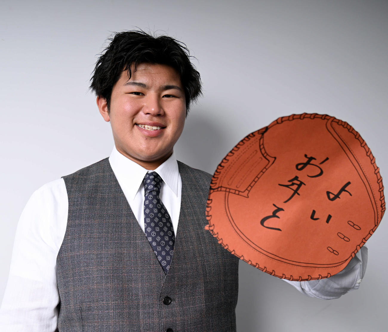 年末のあいさつを書いたミットを手に笑顔を見せるロッテ松川（撮影・石井愛子）