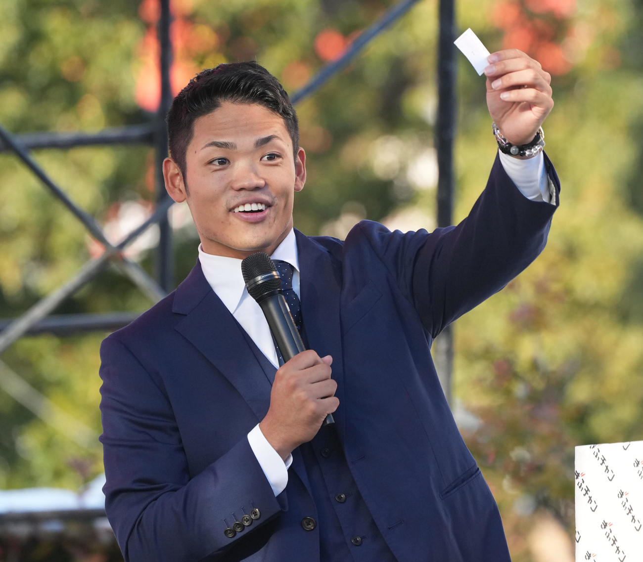 地元岐阜県の放送局開局60周年イベントのトークショーに参加し抽選会をする根尾（撮影・森本幸一）