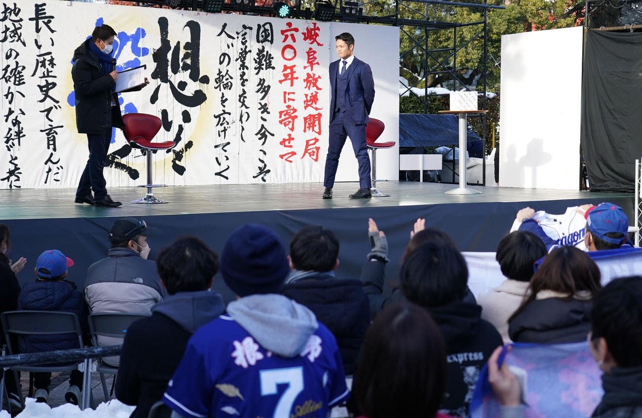 地元岐阜県の放送局開局60周年イベントのトークショーに参加する根尾（壇上・右）（撮影・森本幸一）