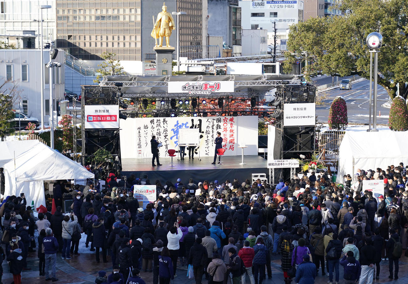 地元岐阜県の放送局開局60周年イベントのトークショーに参加する根尾（右）（撮影・森本幸一）