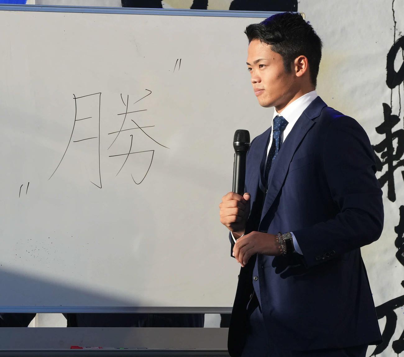 地元岐阜県の放送局開局60周年イベントのトークショーに参加した中日根尾は、来季の抱負を漢字一字で「勝」と記す（撮影・森本幸一）