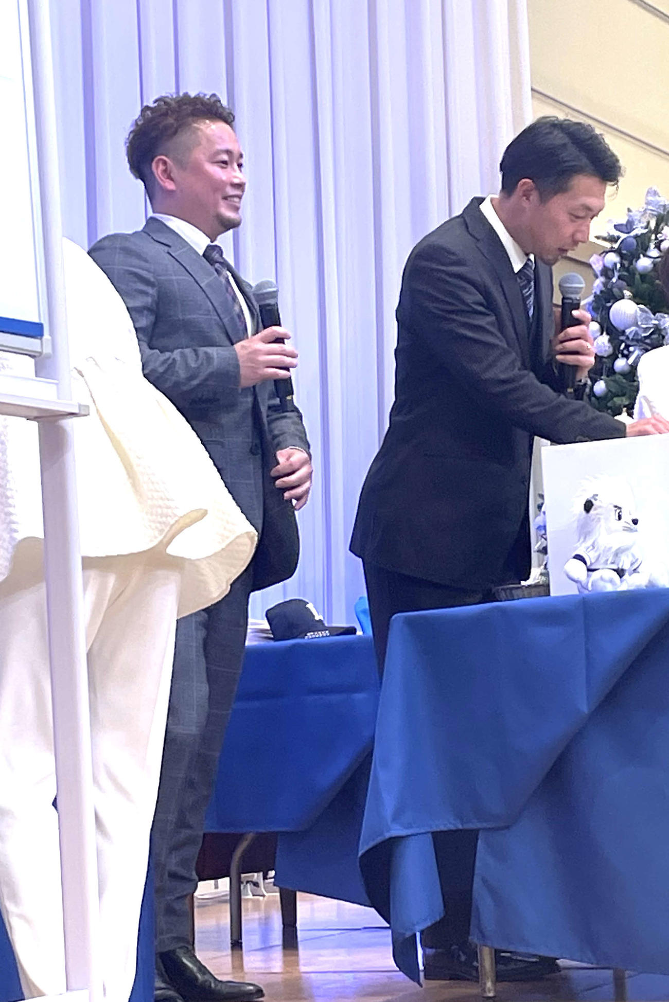 トークショーで景品の抽選をする西武岡田（左）と熊代2軍外野守備・走塁コーチ（撮影・上田悠太）