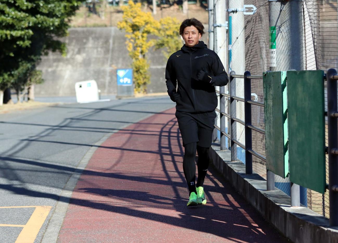 鎌ケ谷の2軍施設で黙々とランニングする日本ハム古川裕（撮影・永野高輔）