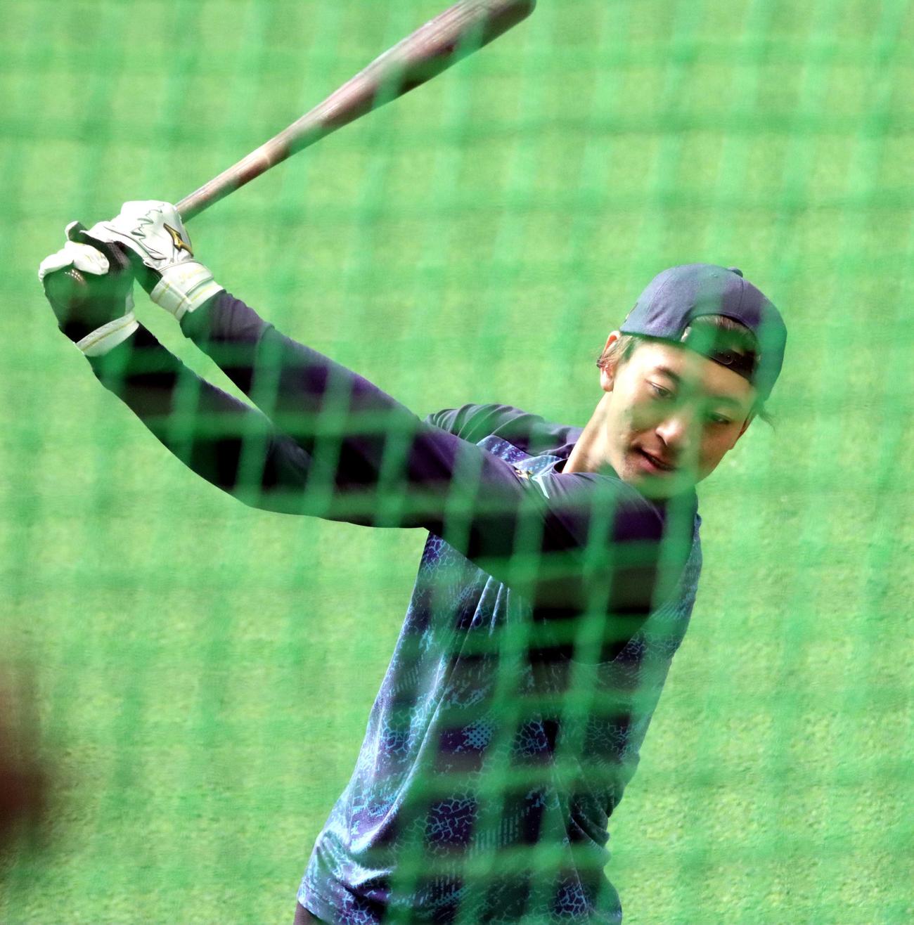 鎌ケ谷の室内練習場で打撃練習に励む日本ハム古川裕（撮影・永野高輔）