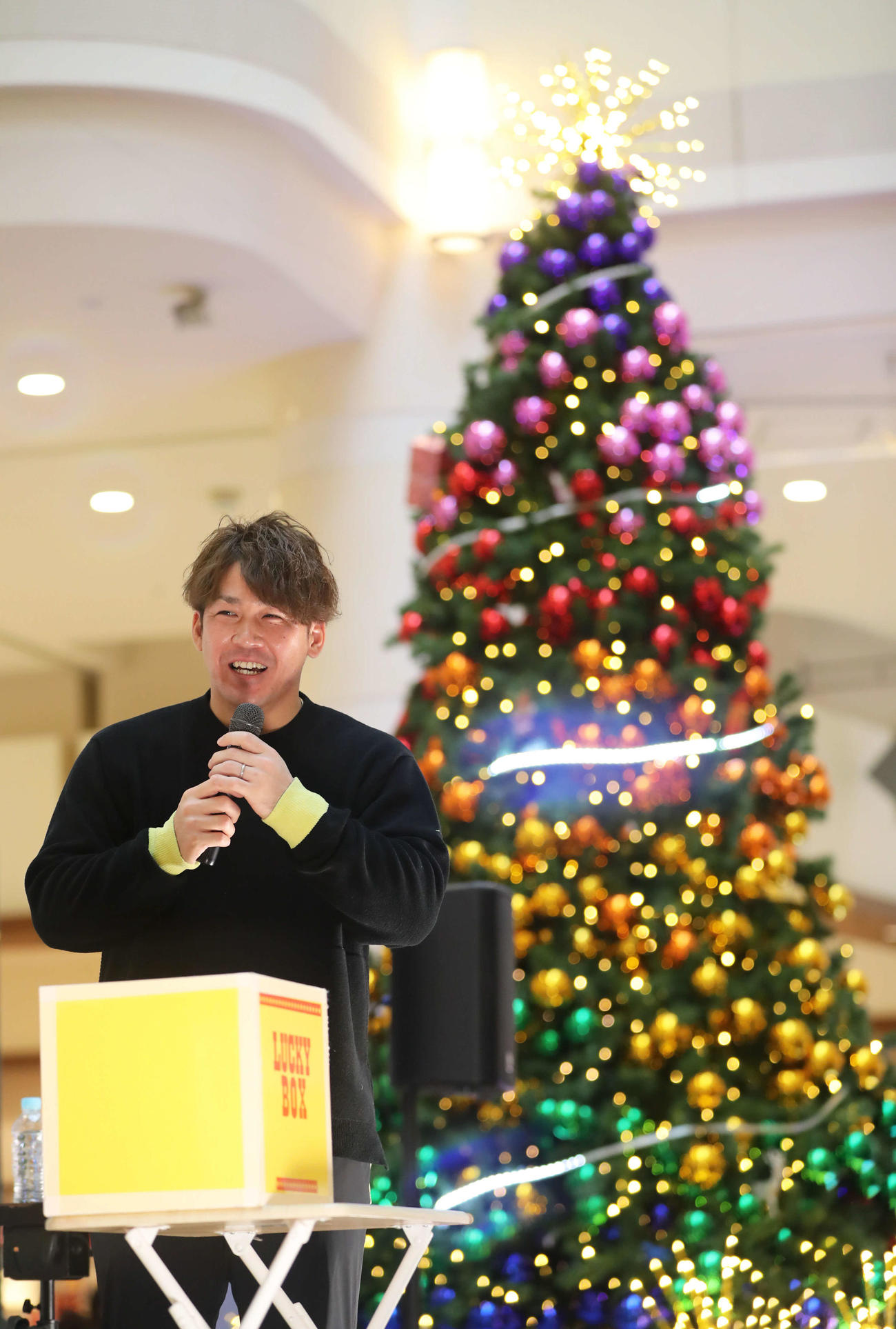 クリスマスツリーを背にトークショーを行ったソフトバンク甲斐（撮影・屋方直哉）