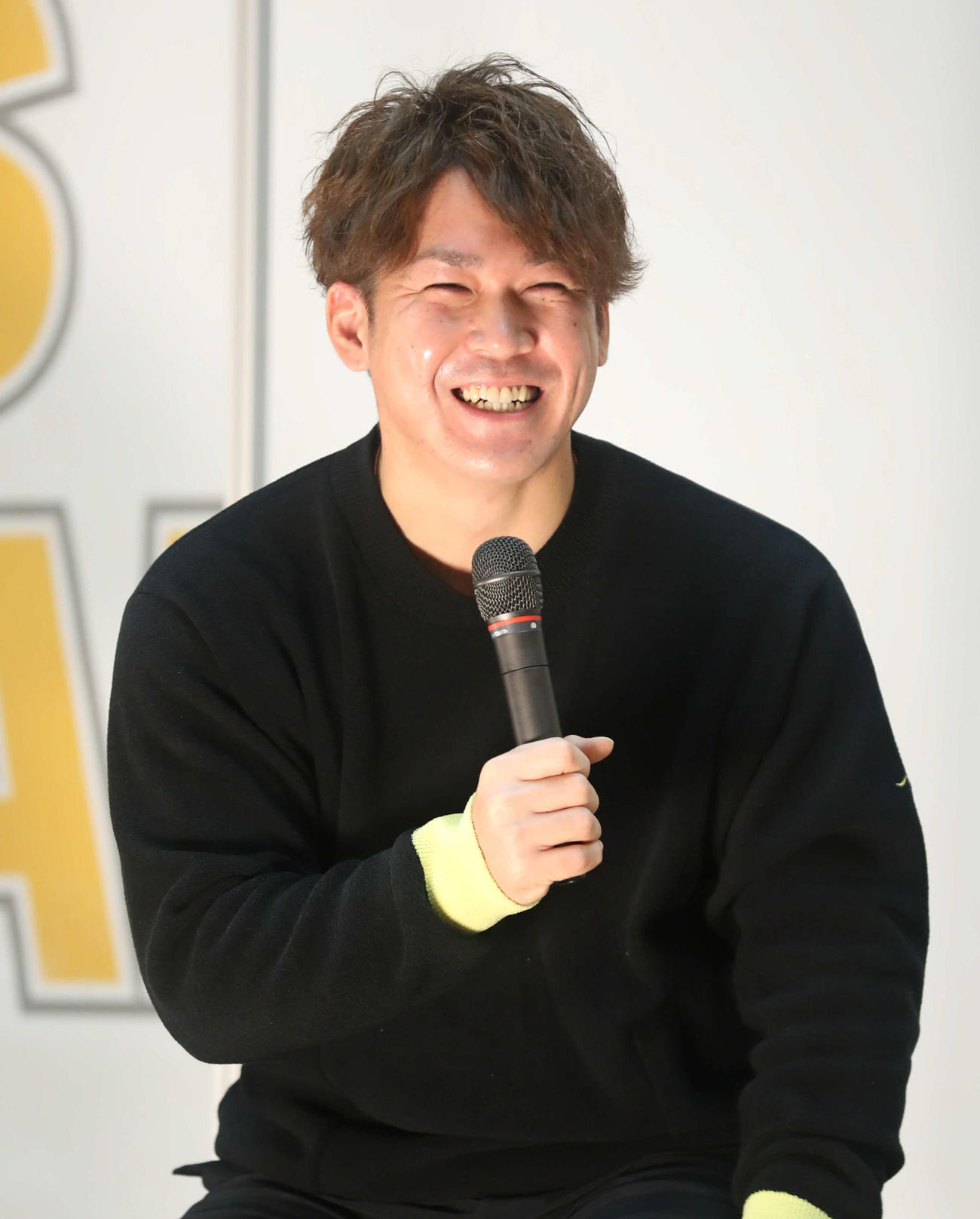 トークショーを盛り上げる甲斐（撮影・屋方直哉）