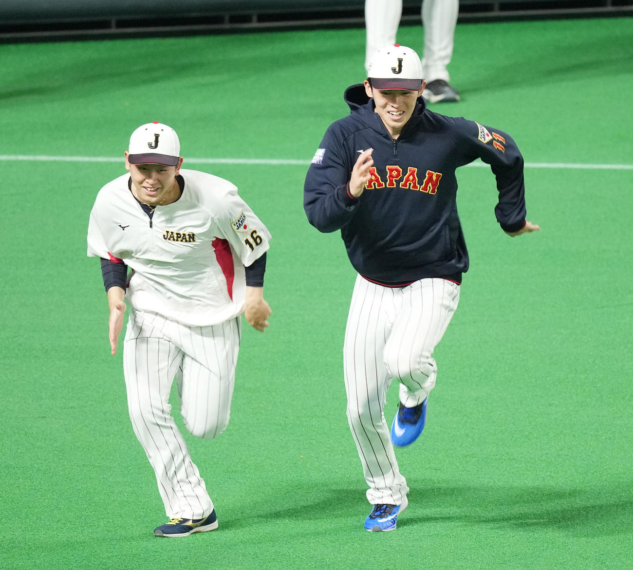 11月9日　日本対オーストラリア　試合前の練習で宮城（左）とダッシュを繰り返す佐々木朗