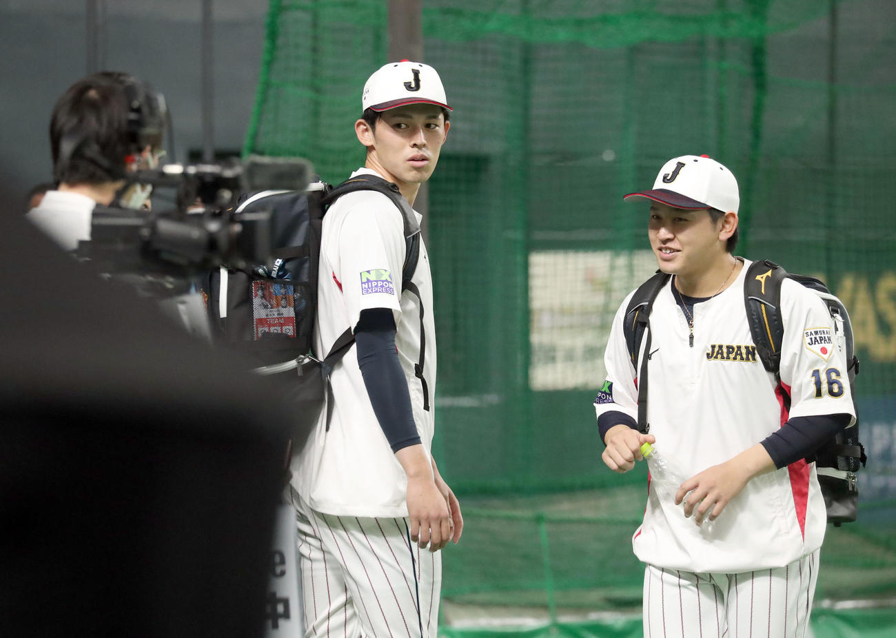 11月9日　日本対オーストラリア　試合前、Youtube配信しているカメラの前を横切る佐々木朗（左）と宮城