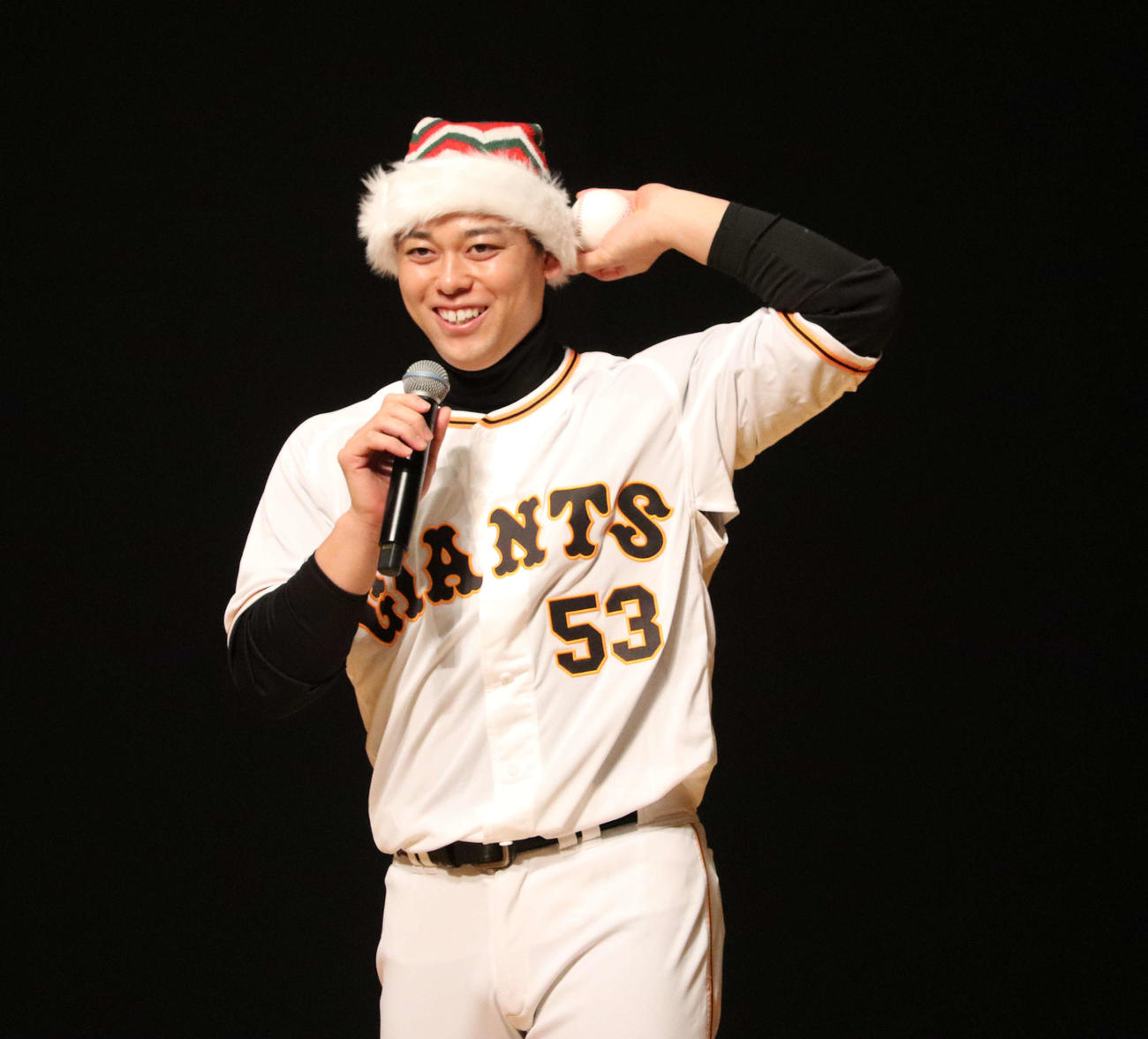 サンタの帽子をかぶってトークショーに出演した巨人高梨（撮影・小早川宗一郎）