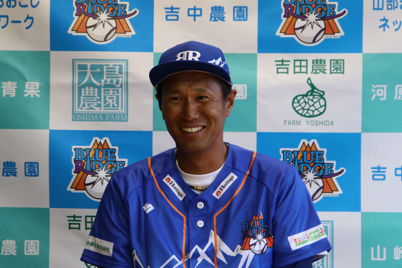 富良野ブルーリッジ入団会見で笑顔を見せる久保（2022年8月撮影）