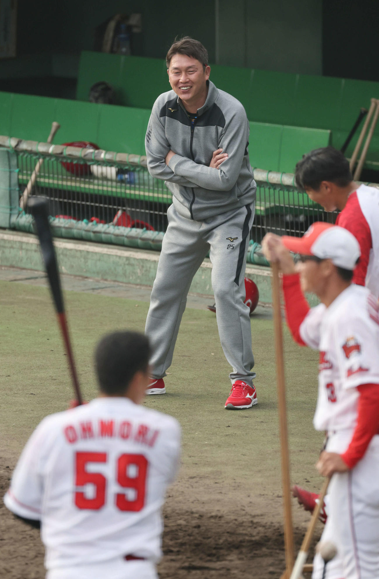 広島秋季キャンプ　野手の打撃練習をみる新井監督（2022年11月15日撮影）