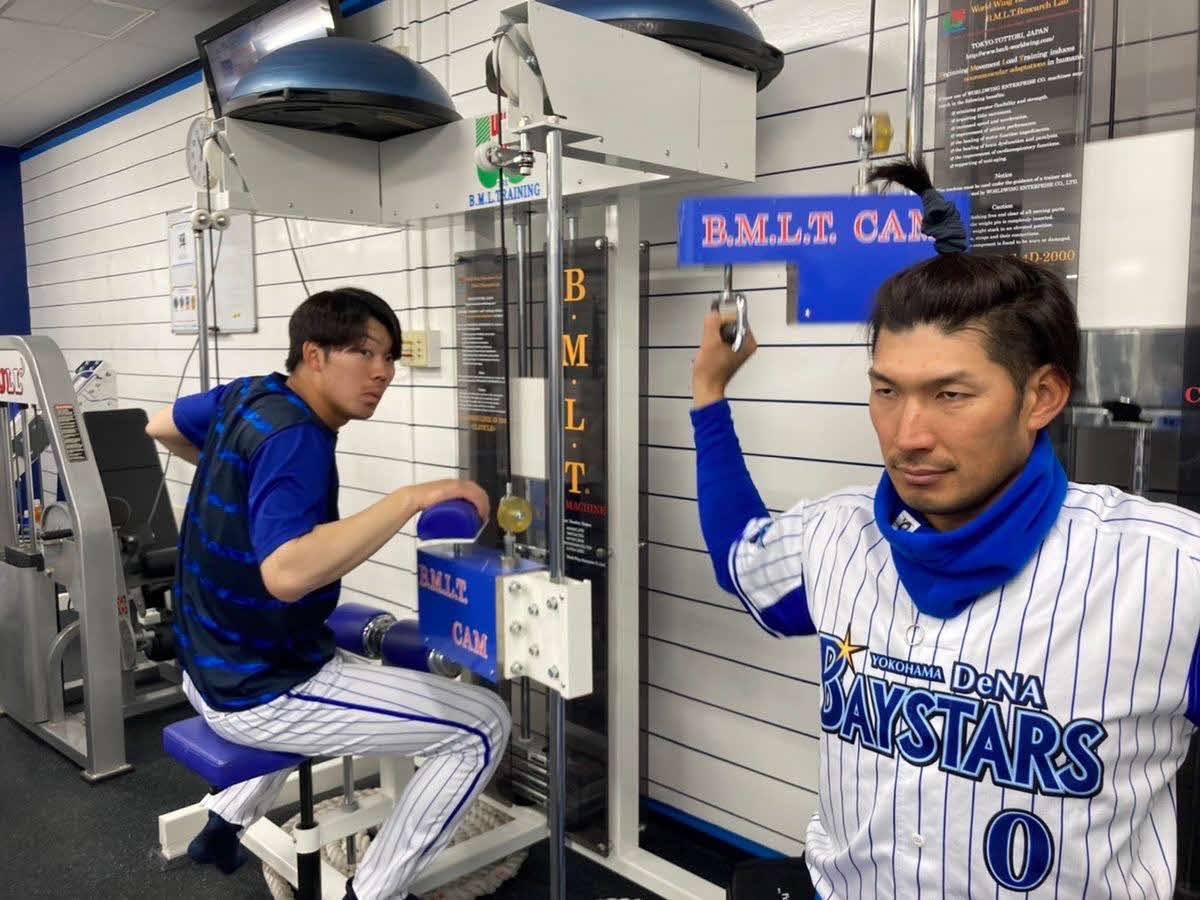 ウエートルームでトレーニングするDeNA楠本（左）とちょんまげ姿の大田（球団提供）