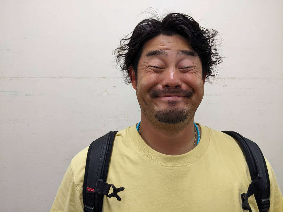 とびっきりの笑顔を披露するDeNA宮崎（球団提供）
