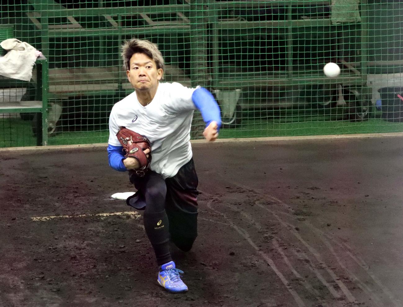 千葉・鎌ケ谷の2軍施設でキャッチボールをする日本ハム福田（撮影・永野高輔）