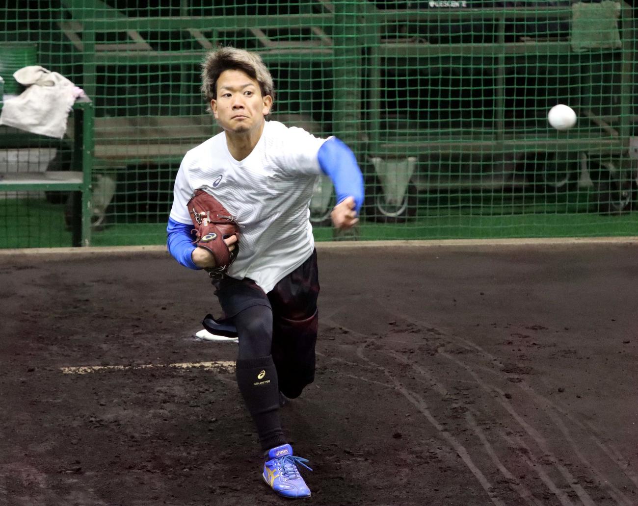 千葉・鎌ケ谷の2軍施設でキャッチボールをする日本ハム福田（撮影・永野高輔）