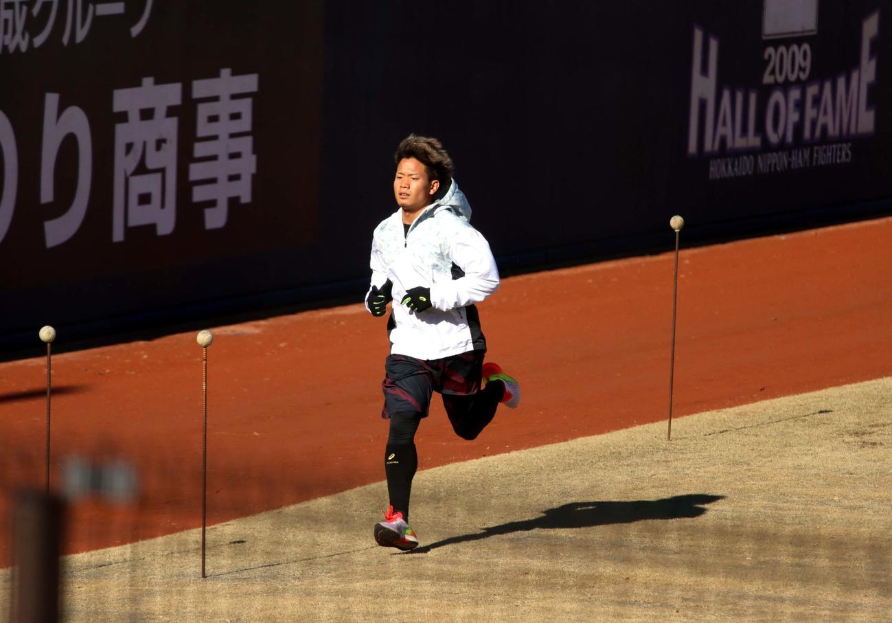 千葉・鎌ケ谷の2軍施設でランニングする日本ハム福田（撮影・永野高輔）